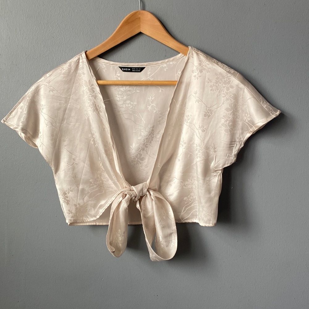 🌸Open Tie  Front Crop Top🌸 - Picture 4 of 7